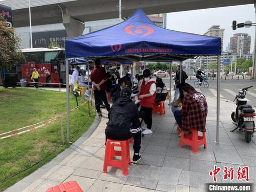 武汉市民积极响应无偿献血倡议三天献血近百万毫升