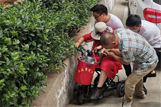 爱心企业公益行走进白鸽社区 让爱在这个夏天传递