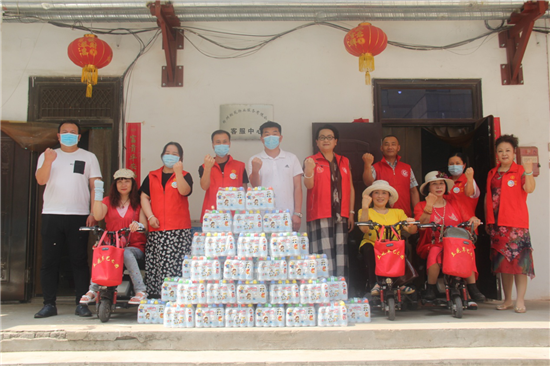 爱心企业公益行走进白鸽社区 让爱在这个夏天传递