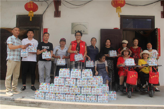 爱心企业公益行走进白鸽社区 让爱在这个夏天传递