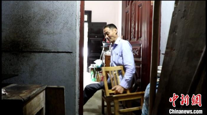 自制公筷意外走红浙江衢州独臂大叔撑起平凡人生