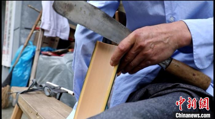 王金胜正在制作公筷 衢江区委宣传部提供 摄