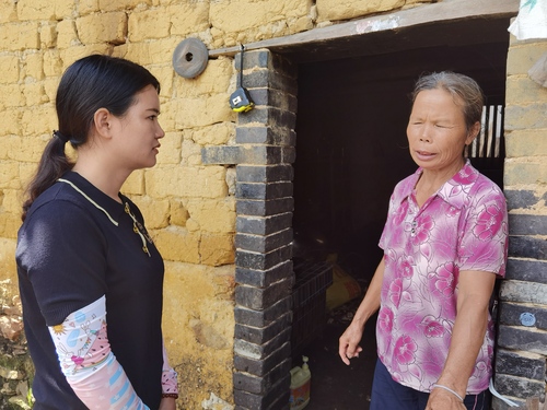 李春燕走村入户了解村民所思所想。　受访者供图