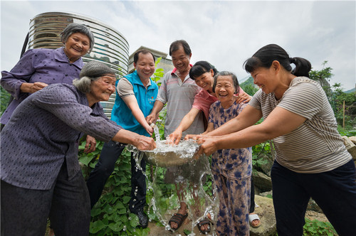 黄立温和村民们在一起