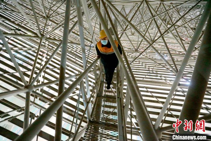 资料图：西安北站工作人员走在“马道”上巡查。　张远 摄