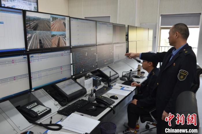 蒋勇在指导年轻人业务 齐峰 摄