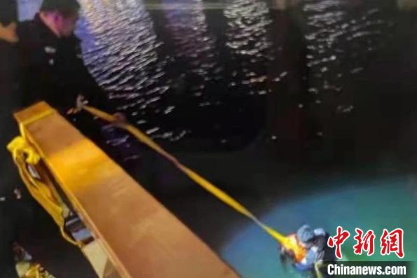 青海“95后”公安干警：一头扎入冰冷水中救人被点赞