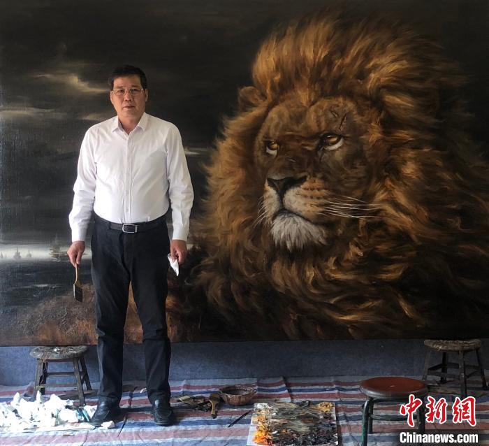 图为广东画院副院长冯少协与已完成的巨幅油画《中国，崛起！》合影。受访者供图