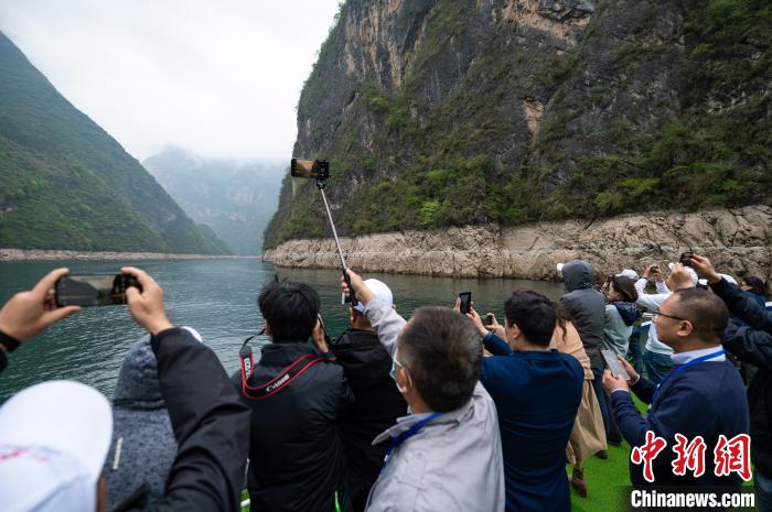 图为参访团乘船了解小三峡和小小三峡旅游开发情况。 何蓬磊 摄