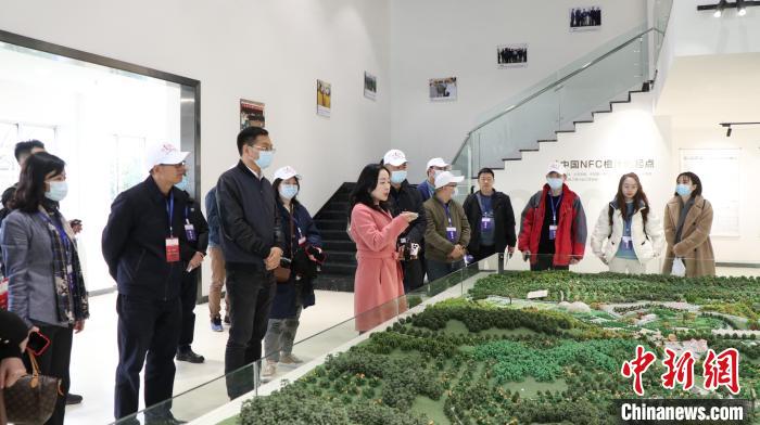 图为参访团了解三峡橘乡田园综合体规划概况。 何蓬磊 摄