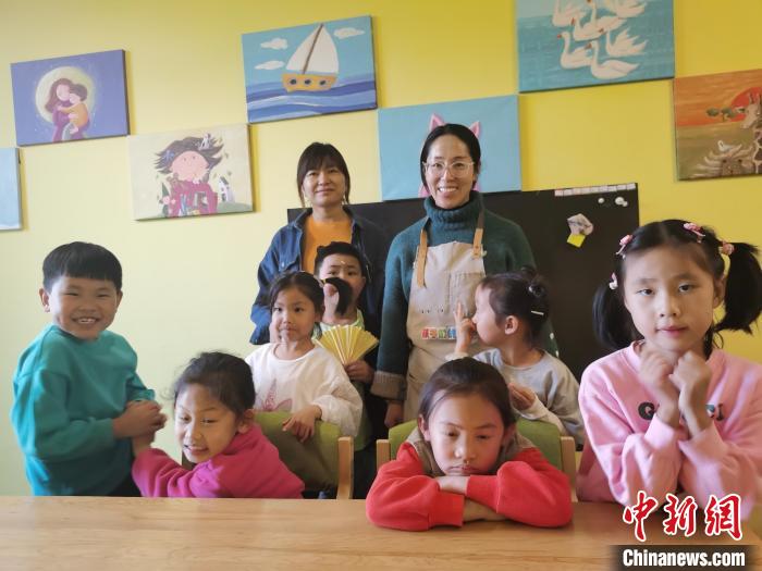 图为“故事妈妈”和小朋友们在一起。　李爱平 摄