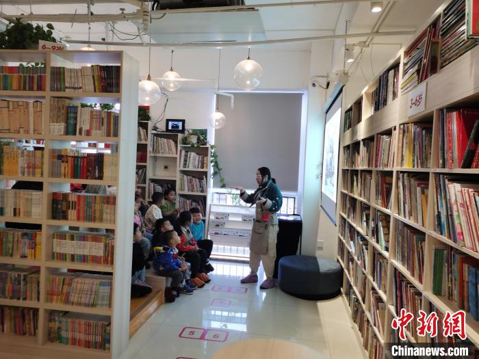 通讯：探访“孩子们书房”里的“故事妈妈”：找到快乐学习价值