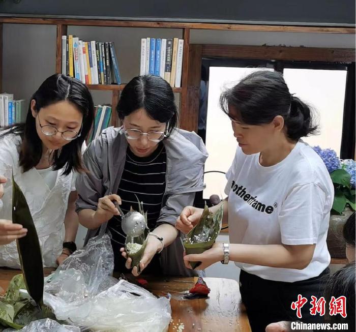 包粽子迎端午 鲍佳凝 摄