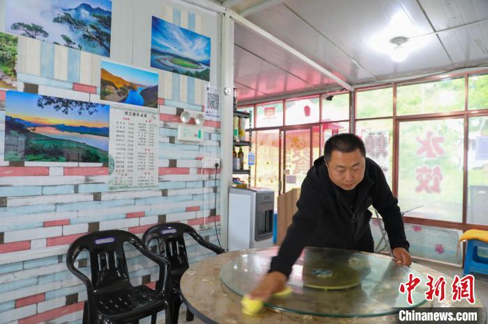 图为黄树鹏在餐厅工作。　于海洋 摄