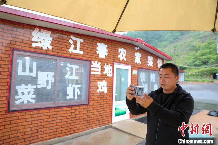 图为黄树鹏在农家院拍摄照片。　于海洋 摄