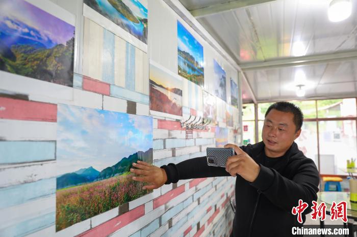 图为黄树鹏在跟网友互动。　于海洋 摄