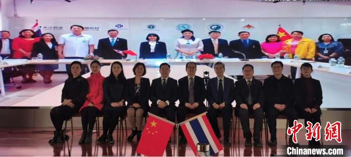 华人虎炎：生于“天然药库”甘肃自感弘扬中医是“命中的缘分”