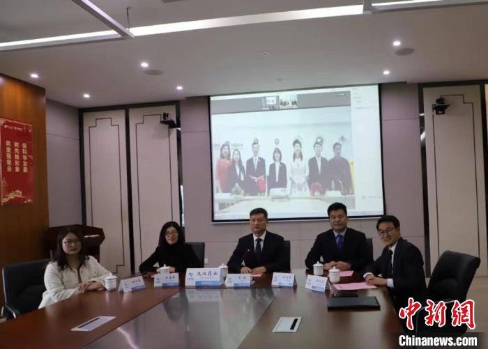 天江药业与唐明本草公司签署了联合在泰国设立天然药物研究所的合作备忘录。(资料图) 受访者供图