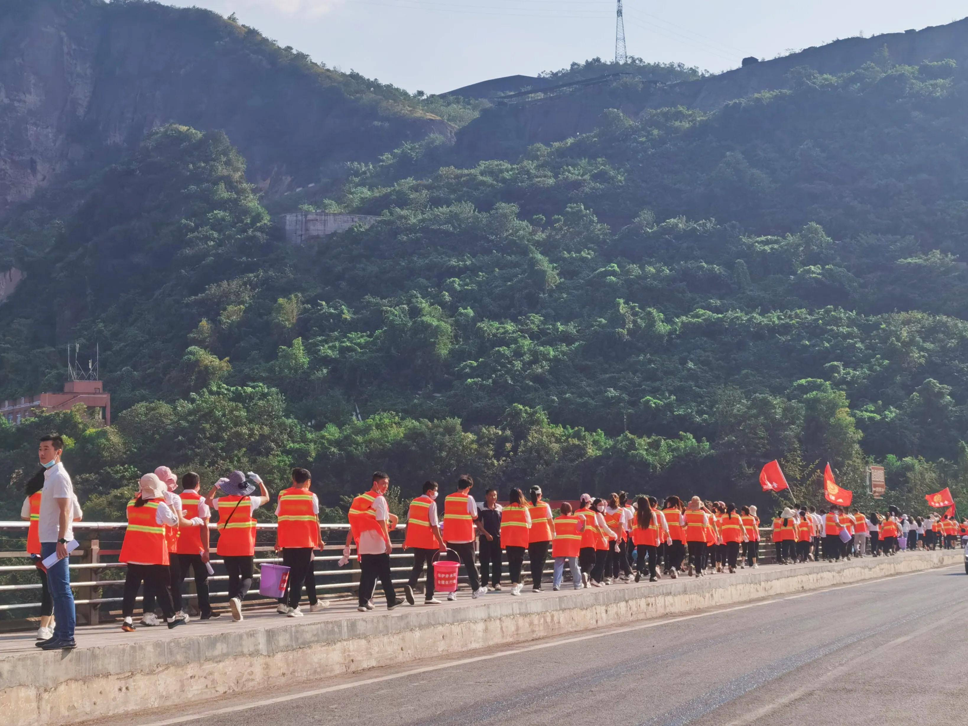 金酱酒业国庆假期组织开展“保护赤水河 金酱在行动”公益活动