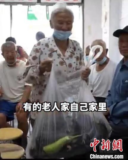 拾荒老人给爱心餐厅送菜成“网红”：这是一场爱的双向奔赴