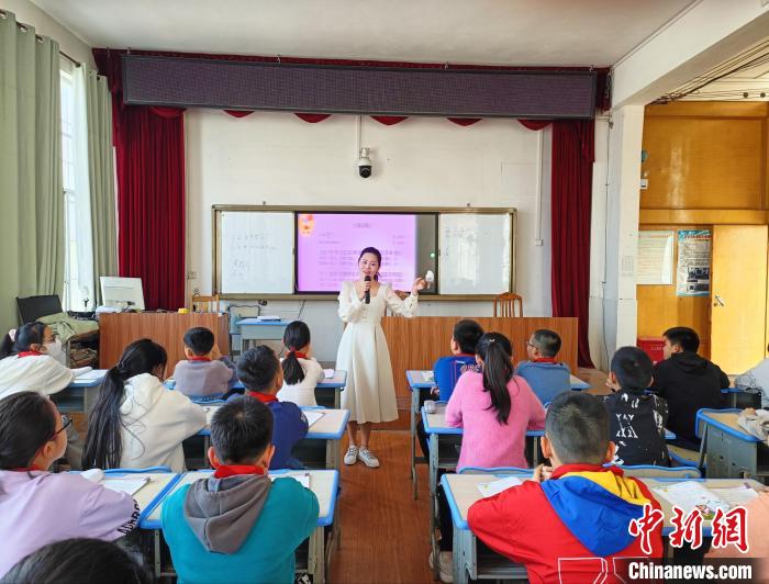 图为钟皓老师上课。 受访者 供图