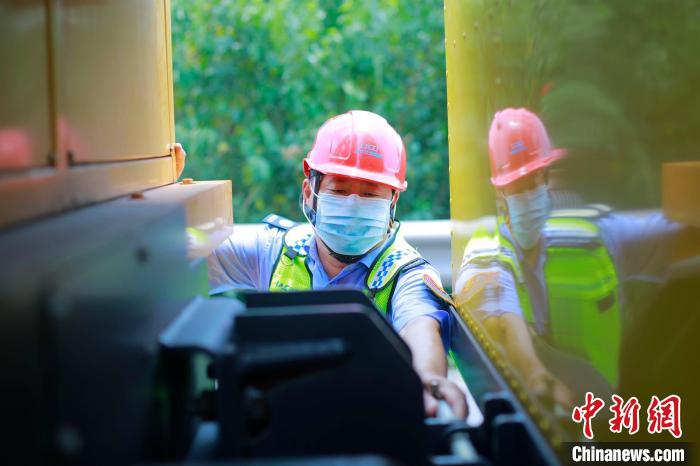 【十年@每一个奋斗的你】高速上的“守护人”：二十载风雨无阻护航“高速速度”