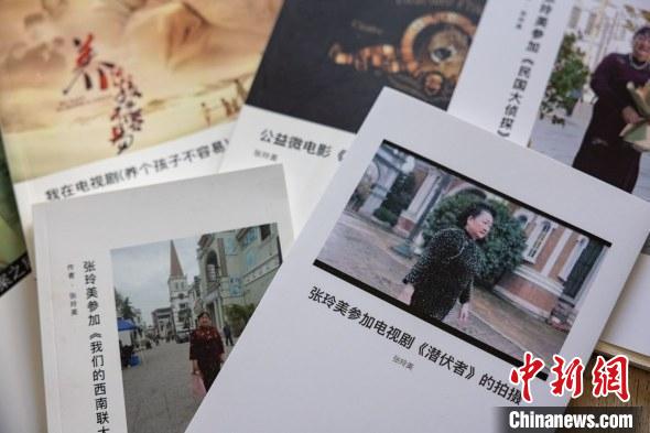 张玲美当群演时留下的照片 伊凡 摄