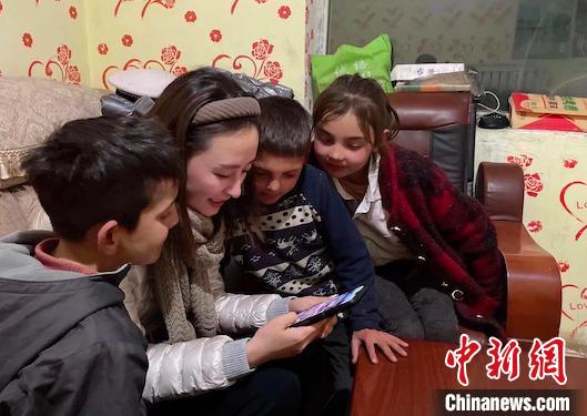 谭婉静与孩子们打成一片。　受访者供图