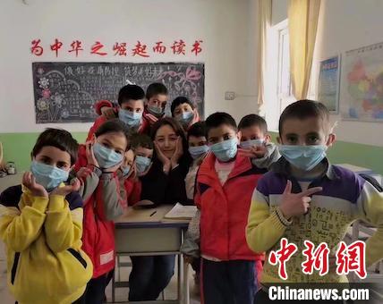 谭婉静与学生们合影。　受访者供图