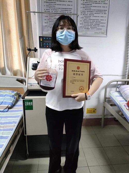 小丽手捧捐献造血干细胞荣誉证书。西南大学供图