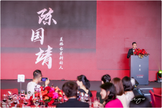 人们在看台上的人演出 中度可信度描述已自动生成
