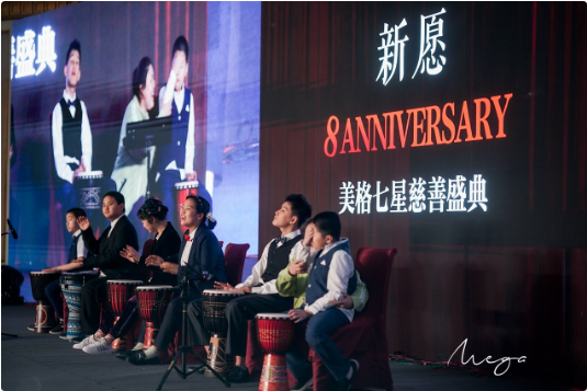 一群人在台上表演的人倒一边的照片 中度可信度描述已自动生成