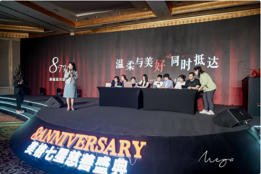 人们在看台上的人在房间里 中度可信度描述已自动生成