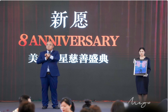 一群人站在台上 中度可信度描述已自动生成